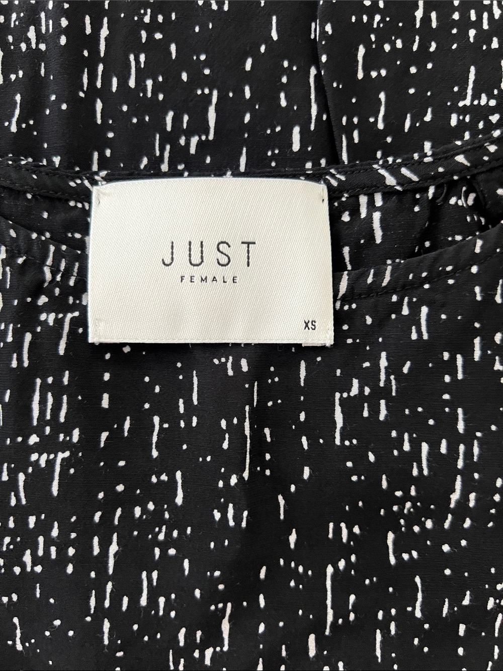 Just Female Black and White Abstract Dot Print Top - Picture 4 of 6